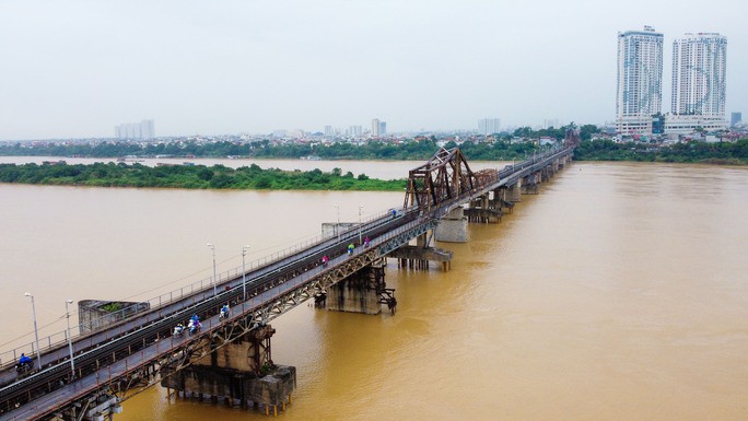 Cây cầu có đường sắt đơn ở giữa, hai bên là đường dành cho xe máy, xe đạp và người đi bộ (đi trên đường dành riêng). Đường cho các loại xe là 2,6 m và luồng đi bộ là 0,4 m.