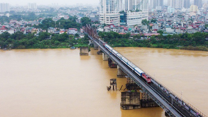 Đoạn qua sông của cầu Long Biên dài 2.290 m, phần đường dẫn dài 896 m, gồm 19 nhịp dầm thép đặt trên 20 trụ cao hơn 40 m (kể cả móng), với đường sắt đơn ở giữa.