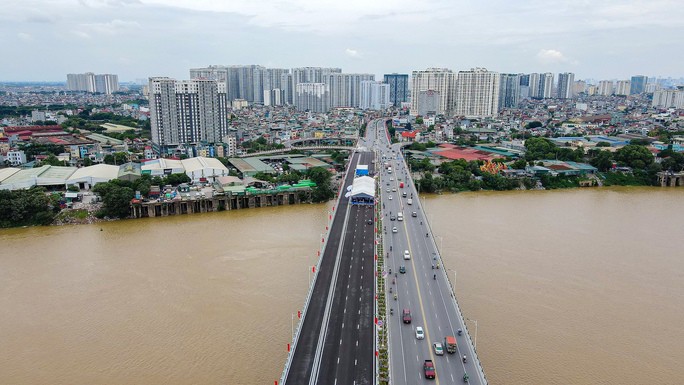 Cây cầu được xây dựng theo quy hoạch nhằm hoàn thiện toàn bộ đường Vành đai 2 của TP Hà Nội, tăng cường khả năng lưu thông giữa hai bên bờ sông Hồng, đáp ứng nhu cầu vận tải ngày một tăng nhanh giữa trung tâm Thủ đô với khu vực phía Bắc và Đông Bắc Thành phố.