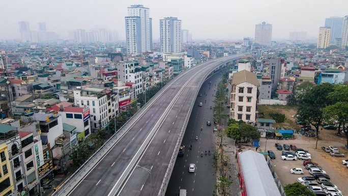 Trước đó, đường vành đai 2 trên cao, đoạn Vĩnh Tuy - Ngã Tư Sở dài hơn 5 km, bao gồm cả tuyến đường bộ trên cao và phần mở rộng bên dưới, tổng vốn đầu tư gần 9.500 tỉ đồng theo hình thức hợp đồng BT (xây dựng - chuyển giao) đã được hoàn thành đưa vào sử dụng.