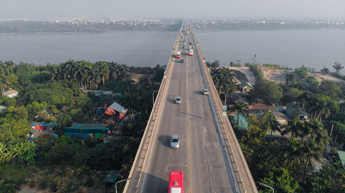 Cầu Thăng Long bắc qua sông Hồng được xây dựng từ năm 1974 đến năm 1985. Cầu giàn thép dài 3.250 m, gồm 2 tầng với 25 nhịp phần cầu chính và 46 nhịp đường dẫn của đường sắt và đường xe thô sơ. Hai làn cầu riêng biệt rộng 3,5 m mỗi làn dùng cho phương tiện thô sơ.