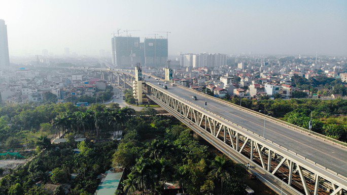 Phần giữa tầng một là đường dành cho tàu hỏa chạy tuyến Văn Điển - Bắc Hồng và xe máy, xe đạp rộng 11 m. Tầng hai có chiều rộng 21 m dành cho các loại xe cơ giới; hai làn dành cho người đi bộ tham quan.