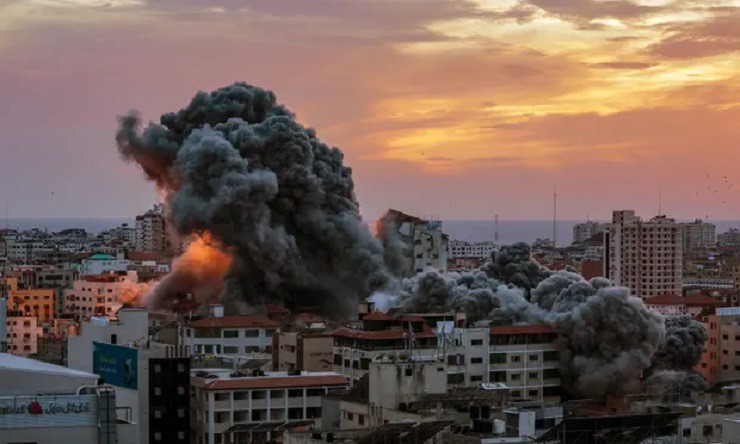 Chiến đấu cơ Israel đánh sập tòa nhà 14 tầng, ông Netanyahu cảnh báo biến Gaza thành đống đổ nát - 1