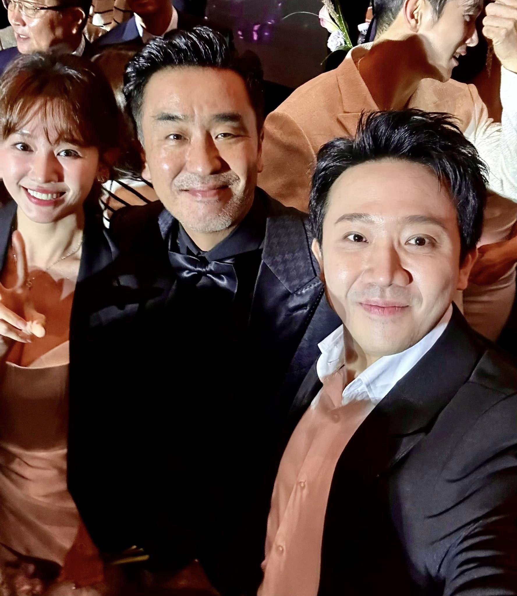 Vợ chồng Trấn Thành nhận giải tại Hàn Quốc, "đọ sắc" cùng ác nữ xinh đẹp nhất màn ảnh - 3