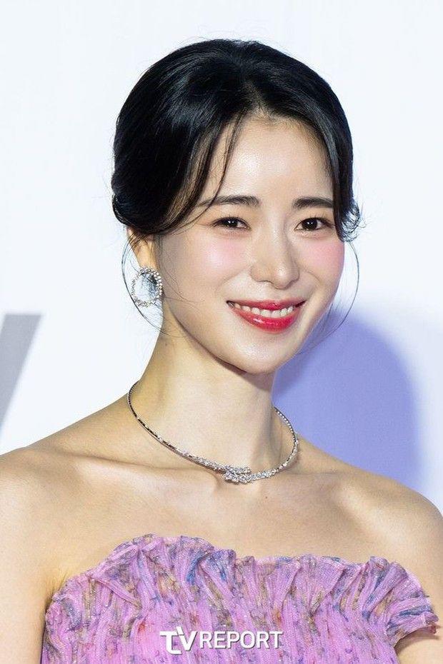 Vợ chồng Trấn Thành nhận giải tại Hàn Quốc, "đọ sắc" cùng ác nữ xinh đẹp nhất màn ảnh - 8