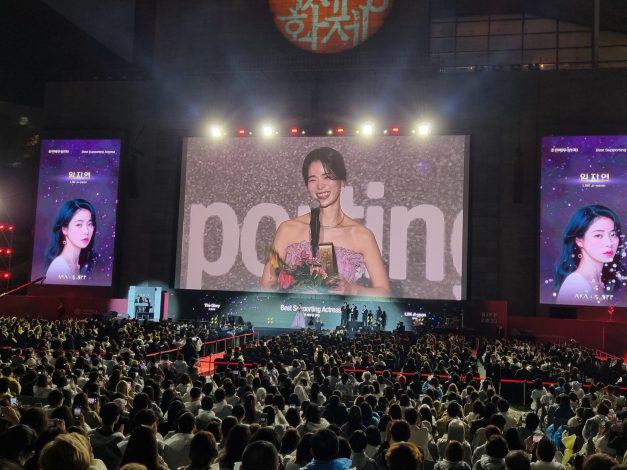Vợ chồng Trấn Thành nhận giải tại Hàn Quốc, "đọ sắc" cùng ác nữ xinh đẹp nhất màn ảnh - 9