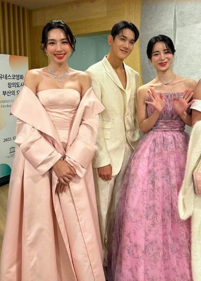 Vợ chồng Trấn Thành nhận giải tại Hàn Quốc, "đọ sắc" cùng ác nữ xinh đẹp nhất màn ảnh - 4