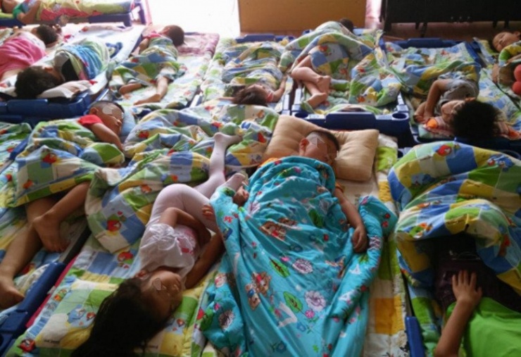 Trẻ ngủ trưa ở trường luôn được cô giáo xếp nằm ngược đầu nhau ẩn chứa 3 lợi ích mà bố mẹ không biết - 1