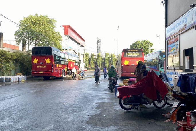 Bãi xe của Công ty TNHH Vận tải Thành Công liên tục lên xuống khách. Ảnh: ANH VŨ