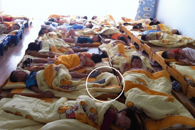 Trẻ ngủ trưa ở trường luôn được cô giáo xếp nằm ngược đầu nhau ẩn chứa 3 lợi ích mà bố mẹ không biết - 4