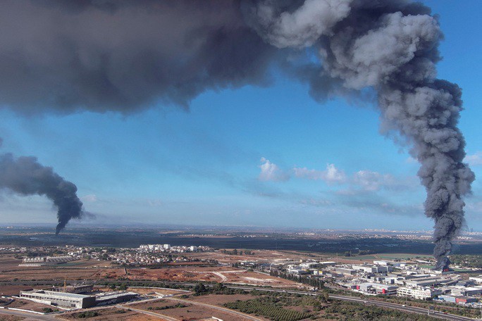 Rốc-két của Hamas trút xuống khu vực Rehovot của Israel ngày 7-10. Ảnh: Reuters