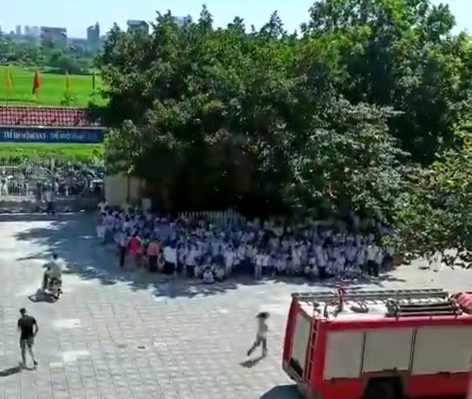 Cháy tại trường tiểu học, hàng trăm học sinh chạy thoát xuống sân - 2