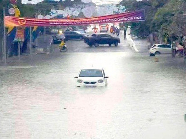 Mưa lớn khiến nhiều nơi ở Gia Lai, Kon Tum thành 'ao'