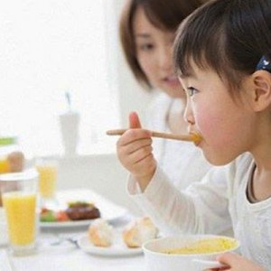 6 hành vi trên bàn ăn chứng tỏ trẻ có EQ thấp, cha mẹ cần uốn nắn ngay trước khi con lớn kẻo không kịp - 1
