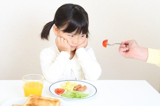6 hành vi trên bàn ăn chứng tỏ trẻ có EQ thấp, cha mẹ cần uốn nắn ngay trước khi con lớn kẻo không kịp - 4