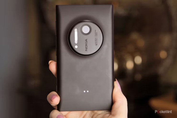 Được mô tả là điện thoại chụp ảnh chạy&nbsp;Windows Phone&nbsp;8, Nokia Lumia 1020 (2013) nổi bật với camera PureView Pro có&nbsp;cảm biến hình ảnh 41 MP. Đây cũng là chiếc điện thoại Nokia cuối cùng được sản xuất trước khi Microsoft tuyên bố sẽ mua lại mảng kinh doanh điện thoại của Nokia.
