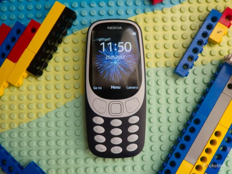 Chiếc&nbsp;Nokia 3310 được thiết kế lại này&nbsp;ra mắt vào năm 2017 là&nbsp;một chiếc điện thoại phổ thông đơn giản chứ không phải smartphone. Sản phẩm có màn hình đầy đủ màu sắc và mỏng hơn nhiều so với phiên bản gốc. Thậm chí điện thoại cũng có bản nâng cấp với khả năng 4G sau đó.
