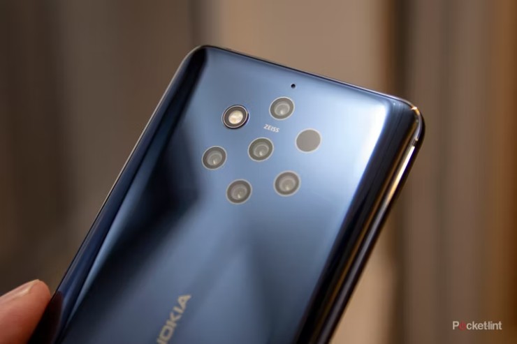 Nokia 9 PureView (2019) là một sản phẩm rất thú vị với 5 camera nhằm mục đích mang lại giải pháp camera rất độc đáo.&nbsp;Điều đó đạt được nhờ sự hợp tác chặt chẽ với Light - công ty đã sản xuất&nbsp;thiết bị 16 camera, L16. Tuy nhiên, Nokia 9 PureView cũng hấp dẫn vì những lý do khác với một điều không kém phần quan trọng là mức giá dễ chịu hơn nhiều khi so sánh với các điện thoại cao cấp khác được phát hành vào năm 2019.
