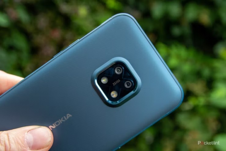 Nokia XR20 (2021) là&nbsp;một chiếc điện thoại thú vị được tuyên bố là chiếc điện thoại bền nhất mà họ&nbsp;từng sản xuất. Điều đó có nghĩa là nó cũng cứng cáp&nbsp;hơn so với Nokia 3310 cổ điển.&nbsp;Không hoàn toàn được sản xuất&nbsp;cho những người ở công trường xây dựng, nhưng điện thoại chắc chắn đủ tốt để người dùng bình thường không phải lo lắng.
