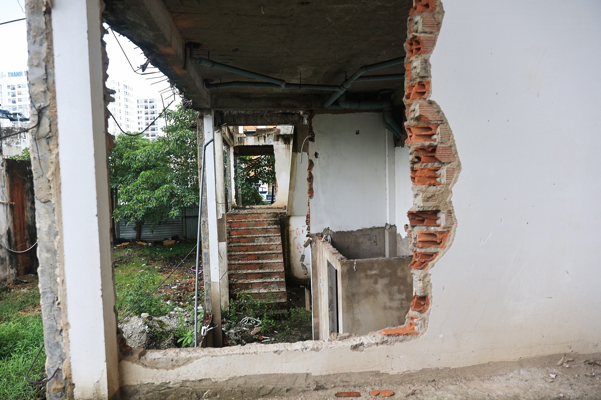 Cảnh hoang tàn bên trong hai dự án chung cư mini sai phạm ở TP.HCM - 13