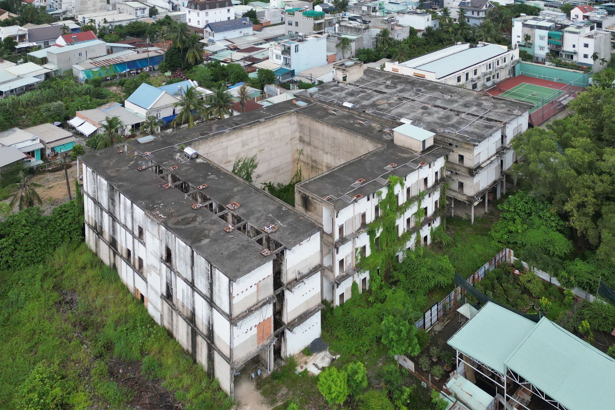 Cảnh hoang tàn bên trong hai dự án chung cư mini sai phạm ở TP.HCM - 2