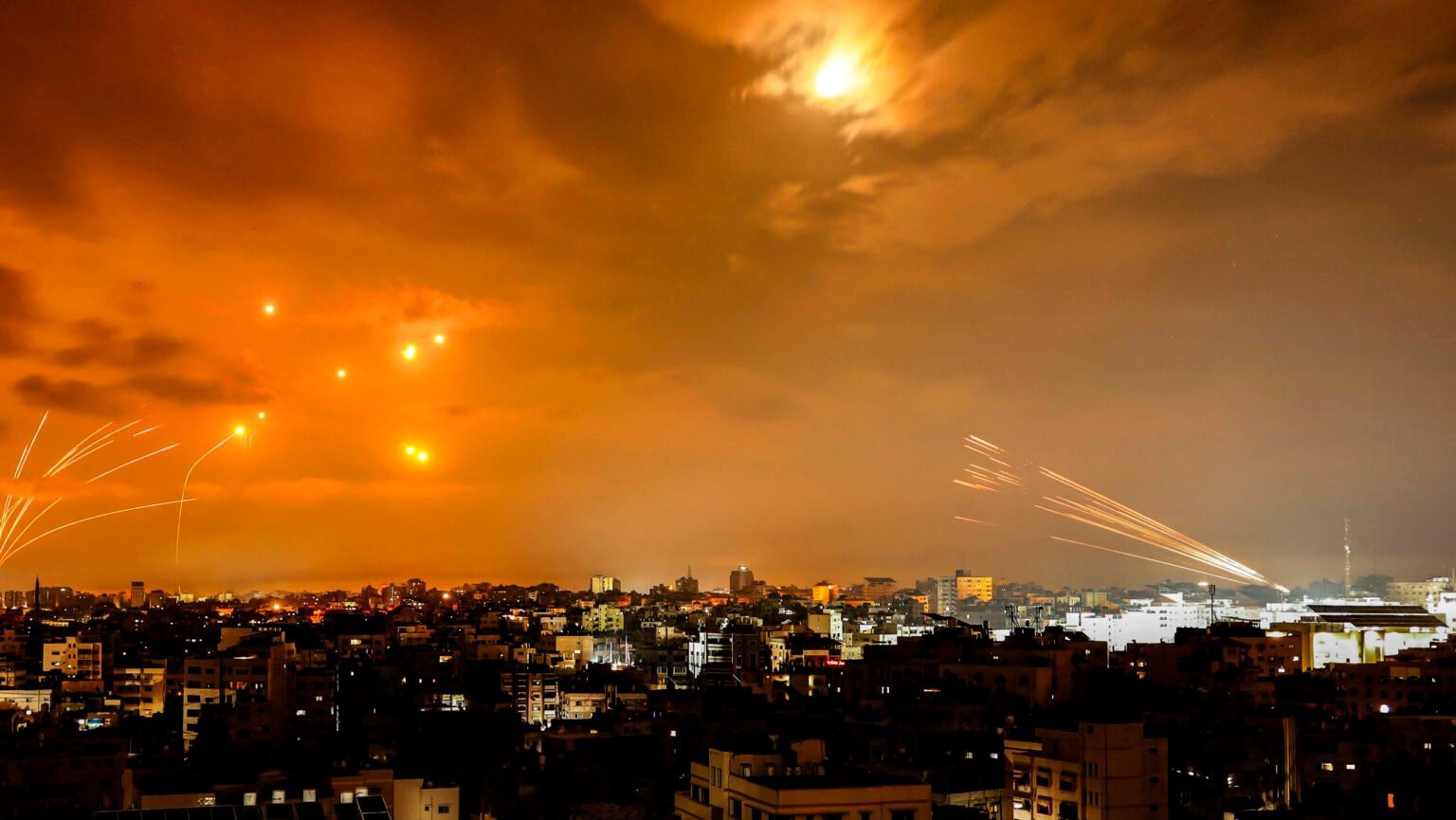 Rocket của Hamas bị hệ thống phòng thủ tên lửa Vòm Sắt của Israel đánh chặn. Ảnh: Getty