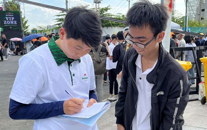 Hàng ngàn người hâm mộ hào hứng giao lưu với các thành viên đội tuyển bóng đá nữ - 4