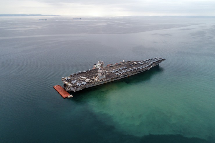 Siêu tàu sân bay&nbsp;USS Gerald R.Ford&nbsp;mang theo đầy đủ các chiến đấu cơ, hiện diện ở vùng biển Italia hôm 18/9.