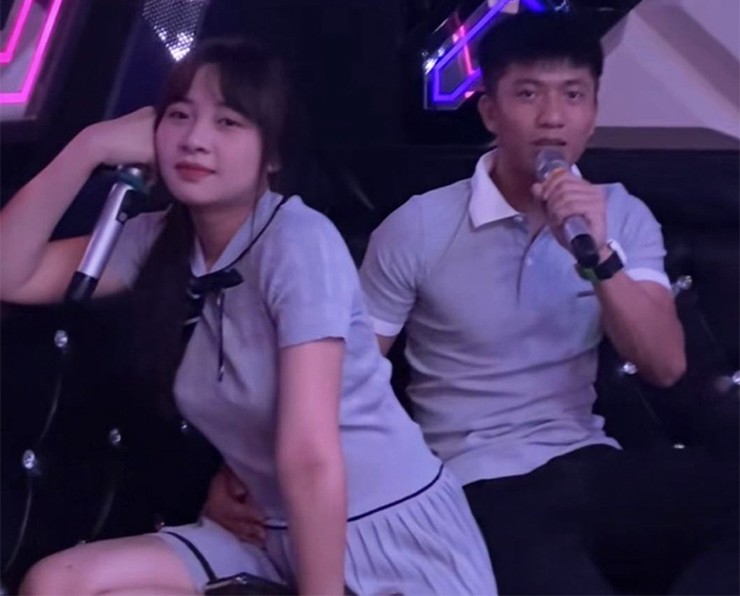 Phan Văn Đức cũng&nbsp;bị "soi" vị trí đặt tay&nbsp;khi đi hát karaoke với vợ.
