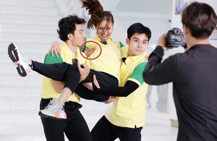 Trước đó trong &#34;Running Man&#34;, Jun Phạm cũng bị soi bàn tay đặt không đúng vị trí khi bế bổng Lan Ngọc.
