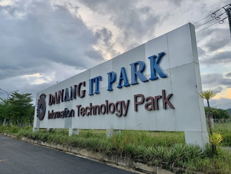 Dự án khu chuyên gia và công viên sinh thái nằm trong Danang IT Park do Công ty Cổ phần Trung Nam EMS làm chủ đầu tư theo quy hoạch nhằm đáp ứng nhu cầu, cung cấp môi trường sống hiện đại, tiện nghi theo tiêu chuẩn quốc tế cho các chuyên gia, đối tác làm việc tại khu công nghệ thông tin tập trung Đà Nẵng. Tuy nhiên, vì nhiều lý do, đến nay dự án bỏ hoang, không người ở.