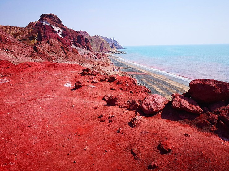 Đảo Hormuz, Iran: Đảo Hormuz, còn được gọi là đảo Cầu Vồng, là một trong những hòn đảo đầy màu sắc và huyền diệu nhất trên thế giới. Đây có lẽ là bí mật được giữ kín nhất của vịnh Ba Tư. Hòn đảo đáng kinh ngạc này nằm ở phía nam Iran, thuộc tỉnh Hormozgan, cách đảo Qeshm 20km.
