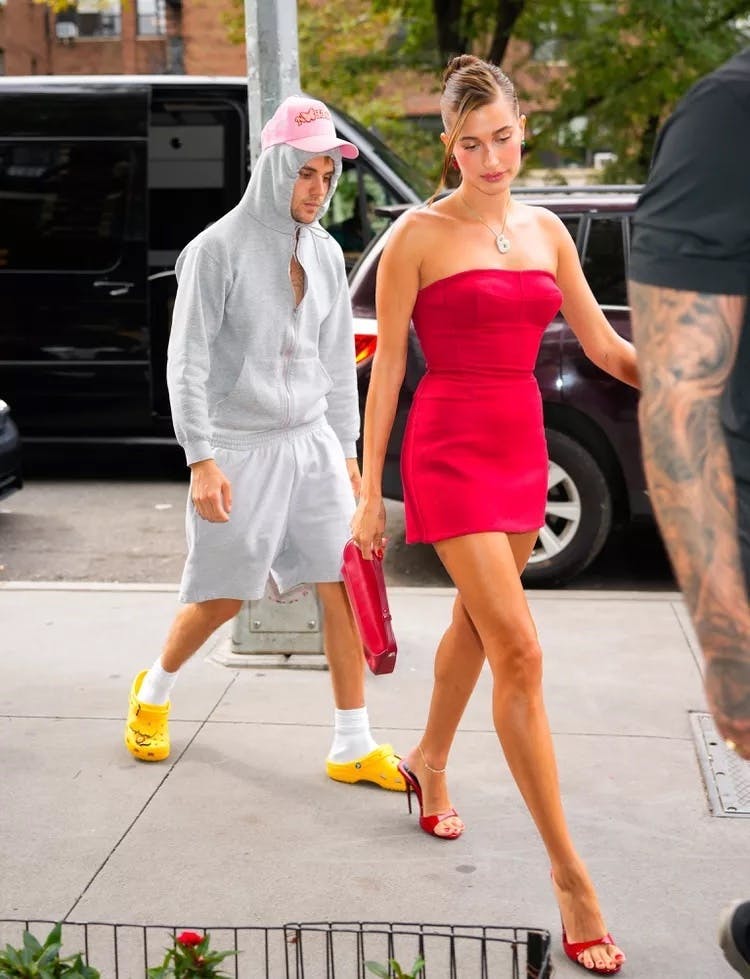 12 trang phục đôi nổi bật mọi nơi của vợ chồng Justin Bieber - 11