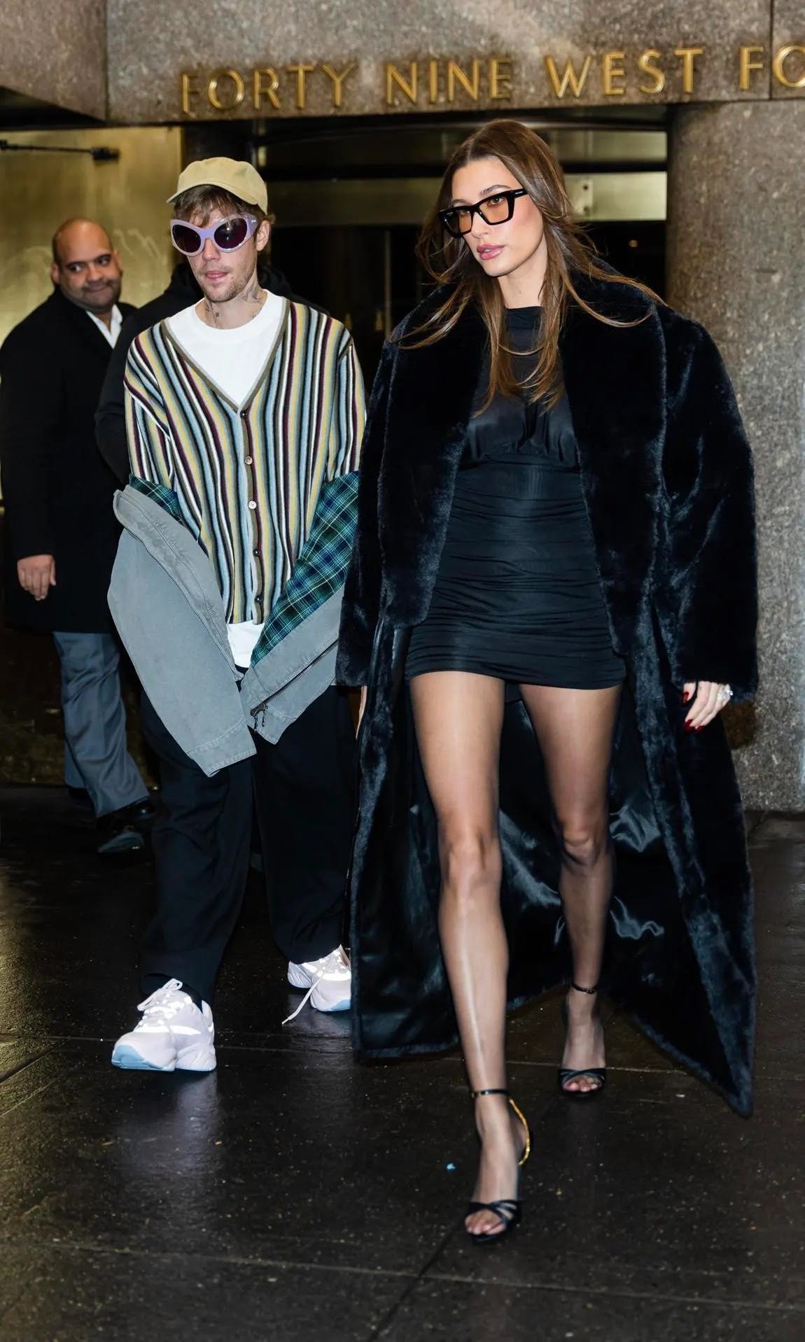 12 trang phục đôi nổi bật mọi nơi của vợ chồng Justin Bieber - 12