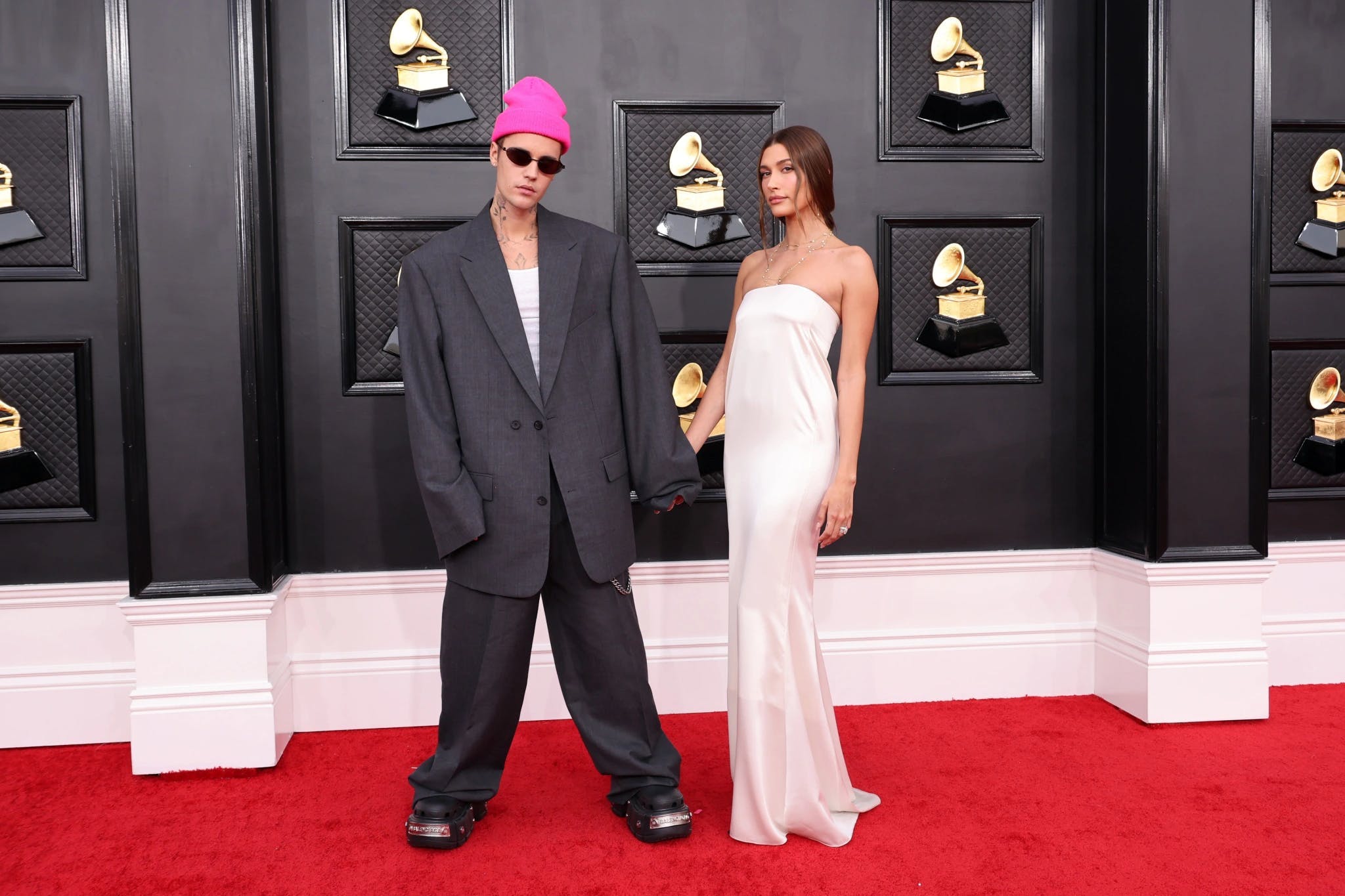 12 trang phục đôi nổi bật mọi nơi của vợ chồng Justin Bieber - 1
