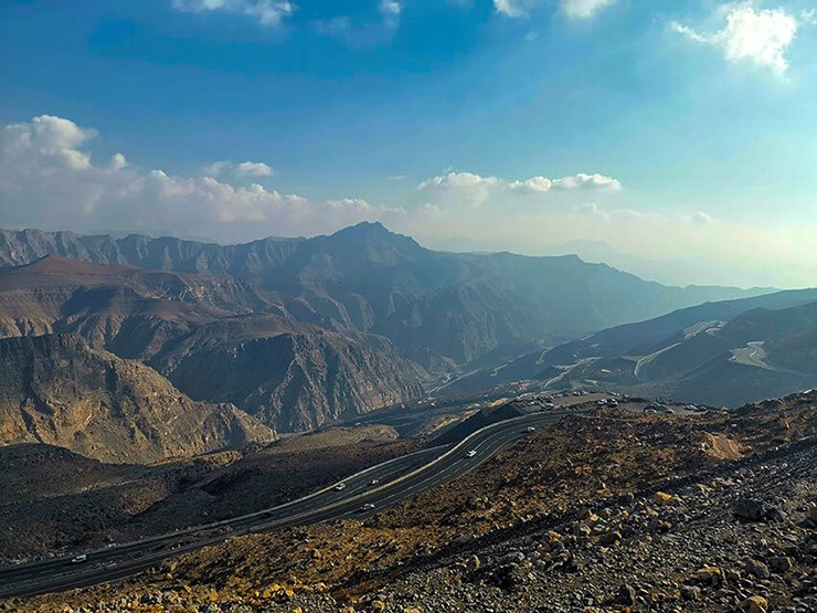 Jebel Jais, Các tiểu vương quốc Ả Rập thống nhất: Mặc dù hàng trăm nghìn khách du lịch đến Dubai và Abu Dhabi mỗi năm, nhưng không nhiều người trong số họ biết rằng UAE&nbsp; có một dãy núi nhỏ với những đỉnh núi cao cùng ngôi làng nhỏ tuyệt đẹp nằm trên núi.&nbsp;
