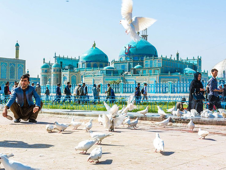 Mazar-i-Sharif, Afghanistan: Nếu bạn đang tìm kiếm những địa điểm tuyệt đẹp không có khách du lịch thì không đâu khác thích hợp hơn&nbsp;Mazar-i-Sharif ở miền bắc Afghanistan. Thành phố này có một trong những tòa nhà đẹp nhất ở Trung Á. Khi đến thăm Mazar, bạn sẽ bị choáng ngợp bởi sự tráng lệ tuyệt đối của Nhà thờ Hồi giáo Xanh nằm ở trung tâm thị trấn.
