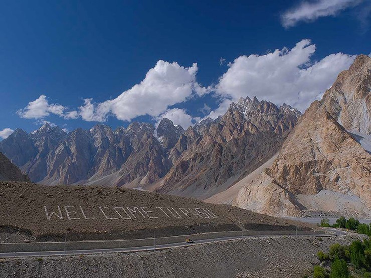 Thung lũng Hunza, Pakistan: Đây là một viên ngọc thực sự tại khu vực phía bắc Pakistan,&nbsp;được bao phủ bởi những "người khổng lồ" phủ tuyết&nbsp;cao hơn 6.000m.&nbsp;
