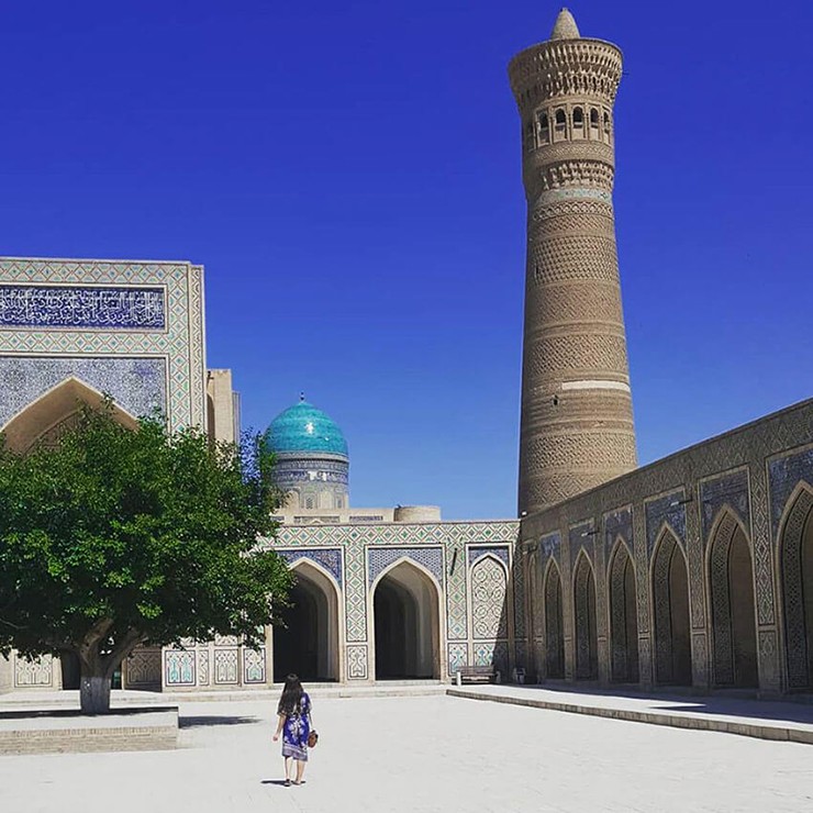 Bukhara, Uzbekistan: Thành phố Bukhara trên Con đường Tơ lụa là điểm đến nổi bật trong bất kỳ chuyến đi nào đến Uzbekistan. Khu phố cổ của thành phố có niên đại hơn 2.000 năm. Nó được bảo tồn tốt đến mức du lịch đến đây khiến bạn có cảm giác như được quay ngược thời gian.
