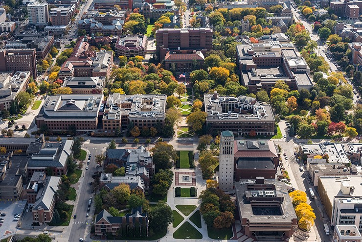 Khuôn viên Đại học Michigan là một trong những điểm thu hút chính đối với sinh viên. Mọi người rất thích đi tản bộ xung quanh, hòa mình vào các công trình kiến trúc có bề dày lịch sử đáng ngưỡng mộ.
