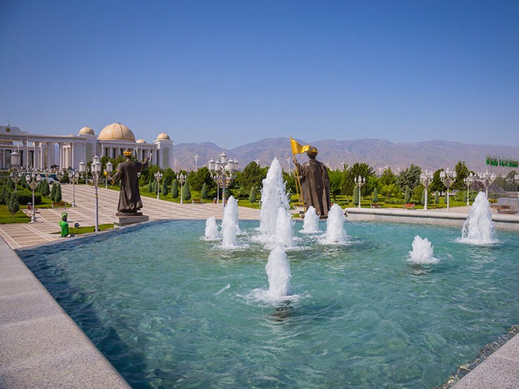 Ashgabat, Turkmenistan: Mặc dù khá ít du khách nhưng Ashgabat mang đến nhiều điều độc đáo và thú vị. Điều đáng chú ý nhất là thành phố được xây dựng hoàn toàn bằng đá cẩm thạch trắng&nbsp;được nhập khẩu từ Ý. Các tòa nhà dọc dải trung tâm thành phố được xây dựng với nhiều hình dạng và thiết kế khác nhau. Đó là một kiến trúc độc đáo của đất nước này.
