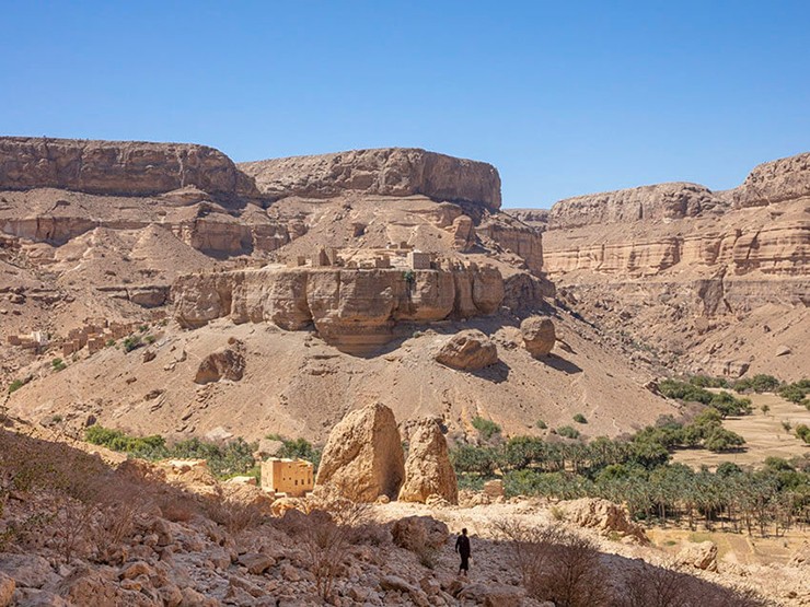 Haid al Jazil, Yemen: Đây&nbsp;là ngôi làng nhỏ nằm trên đỉnh một mỏm đá ở Wadi Daw'an, miền Trung Yemen. Ngôi làng có niên đại từ thế kỷ 16 nhưng phần lớn đã bị bỏ hoang và đổ nát. Những công trình kiến trúc này được xây dựng theo kiểu Hadhrami truyền thống, làm bằng gạch bùn rất dễ bị nước xói mòn do lũ quét xảy ra ở Wadi Daw'an.
