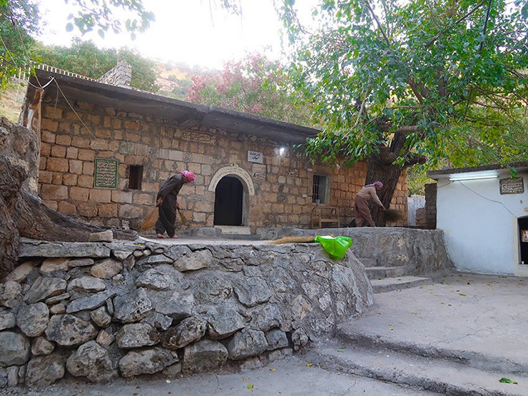 Lalish,&nbsp;Iraq: Đây&nbsp;là một thị trấn cổ và khu phức hợp đền thờ nằm ở vùng núi Kurdistan ở Iraq.
