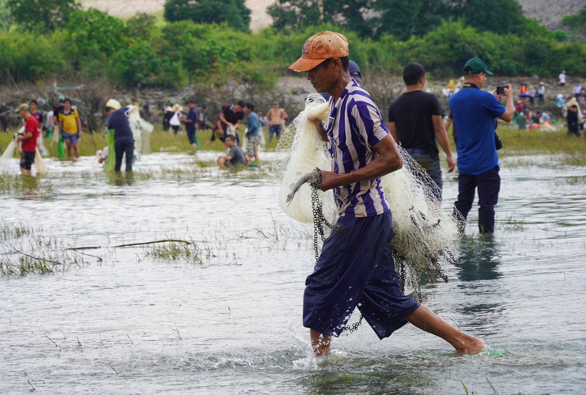 Hàng nghìn người đổ về chân đập thuỷ điện bắt cá “khủng” - 11