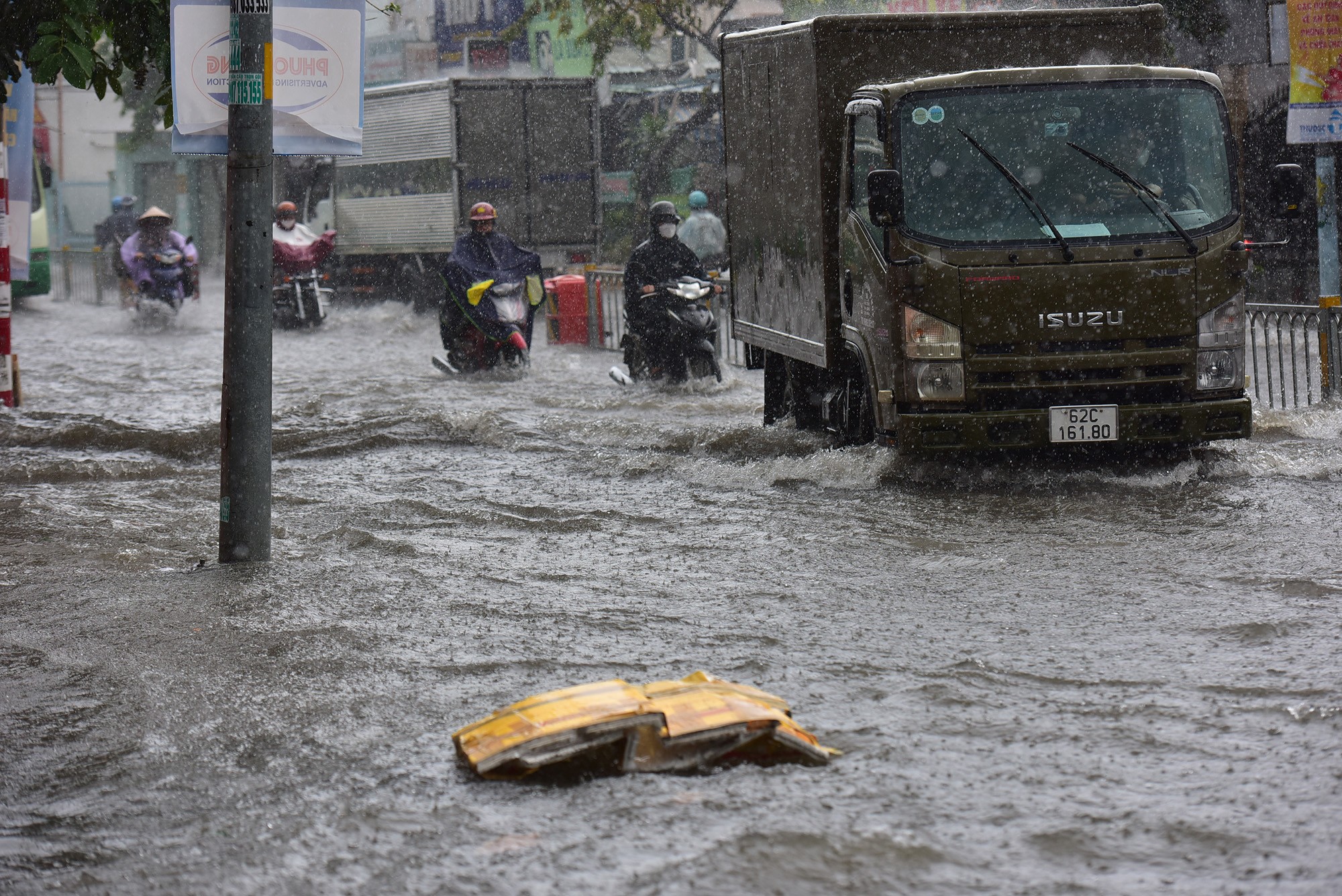Đường ở TP.HCM ngập sâu trong mưa lớn, nhiều người ngã nhào - 1
