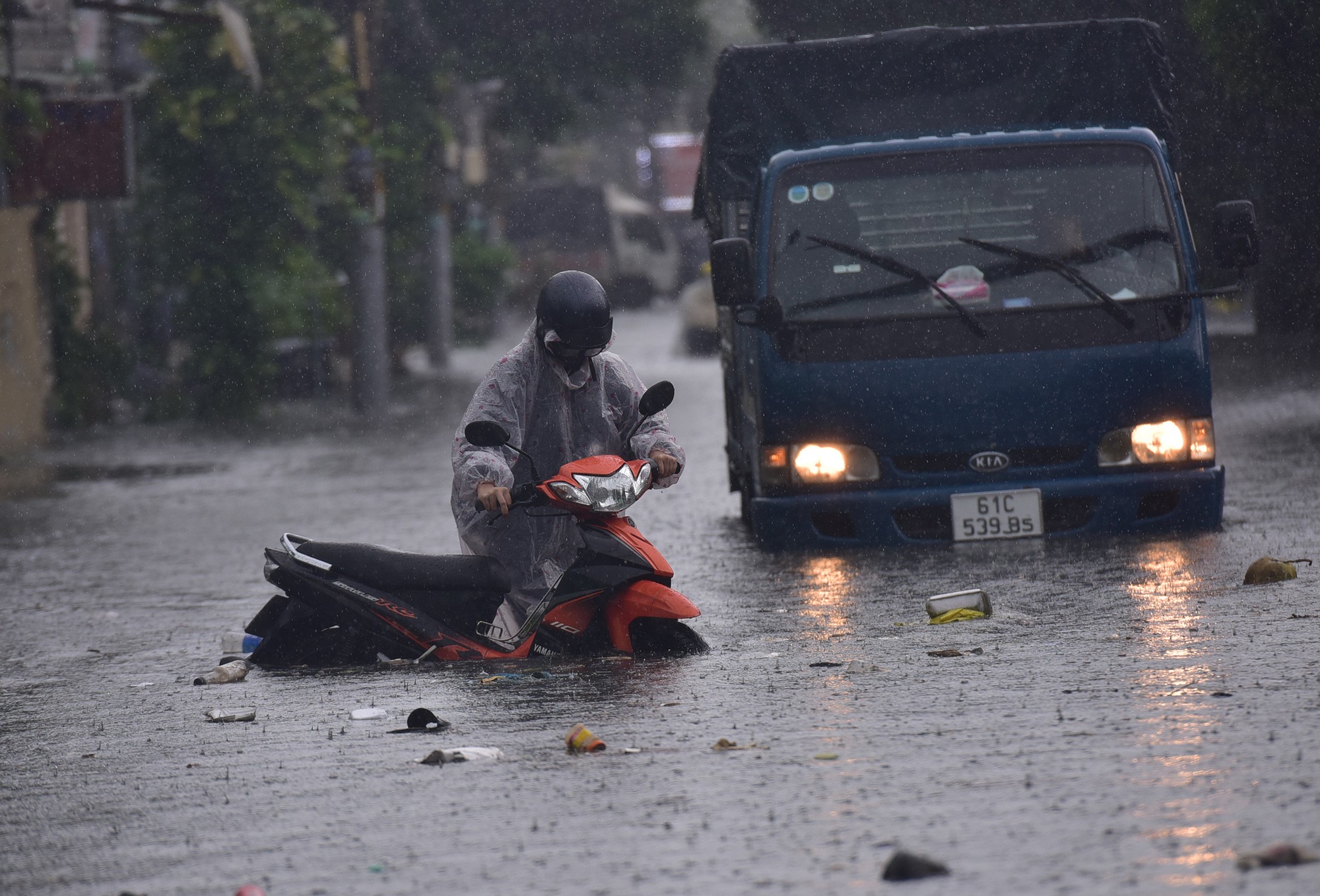 Đường ở TP.HCM ngập sâu trong mưa lớn, nhiều người ngã nhào - 10