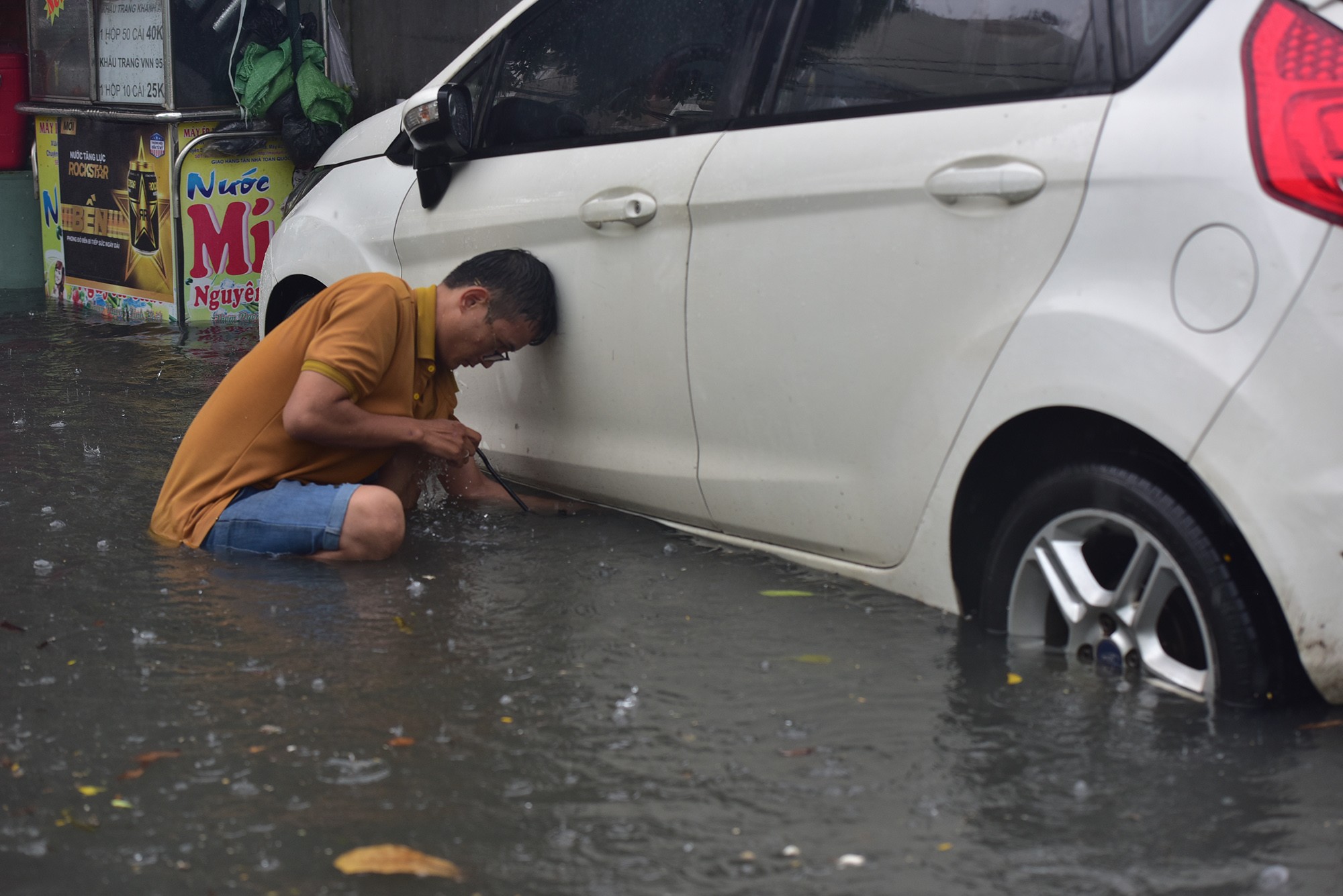 Đường ở TP.HCM ngập sâu trong mưa lớn, nhiều người ngã nhào - 11
