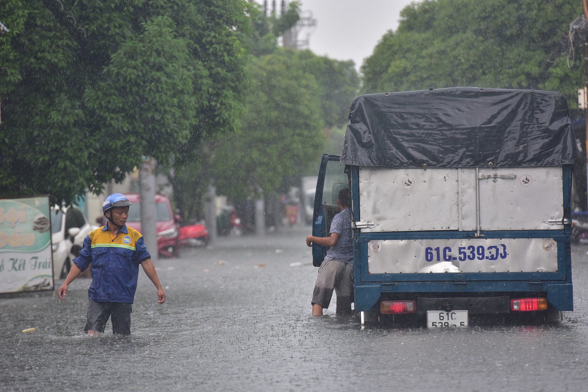 Đường ở TP.HCM ngập sâu trong mưa lớn, nhiều người ngã nhào - 12