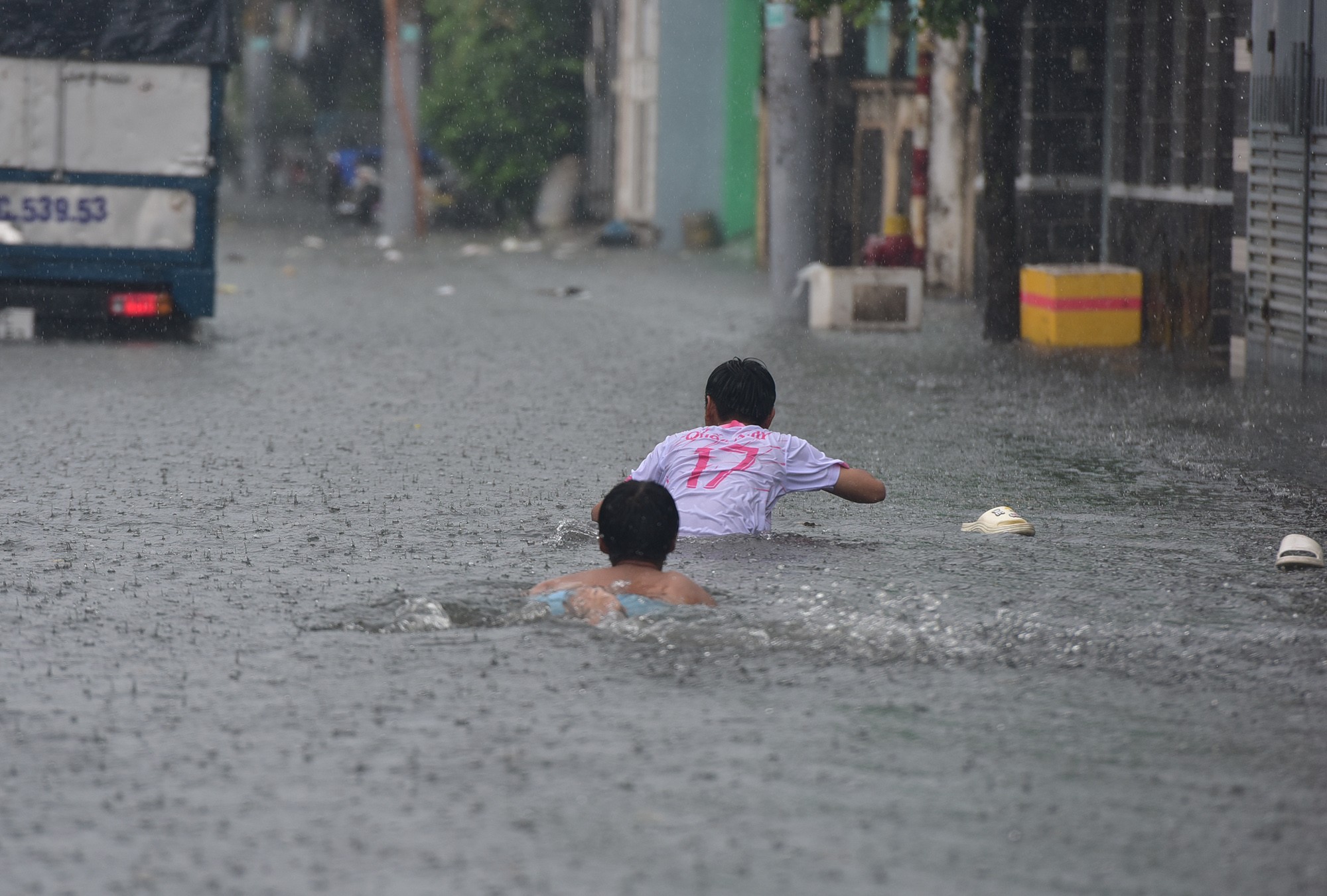 Đường ở TP.HCM ngập sâu trong mưa lớn, nhiều người ngã nhào - 14