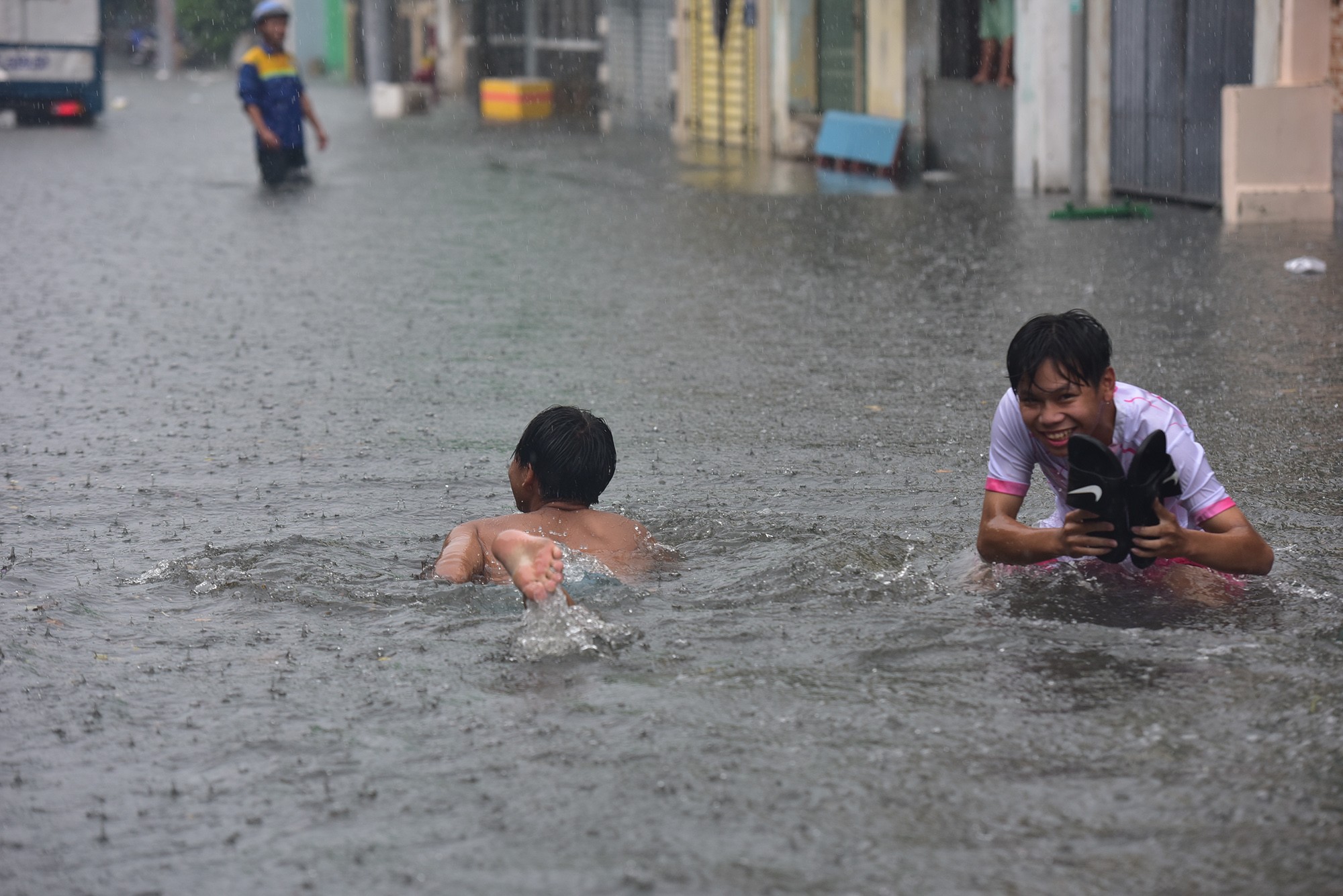 Đường ở TP.HCM ngập sâu trong mưa lớn, nhiều người ngã nhào - 13